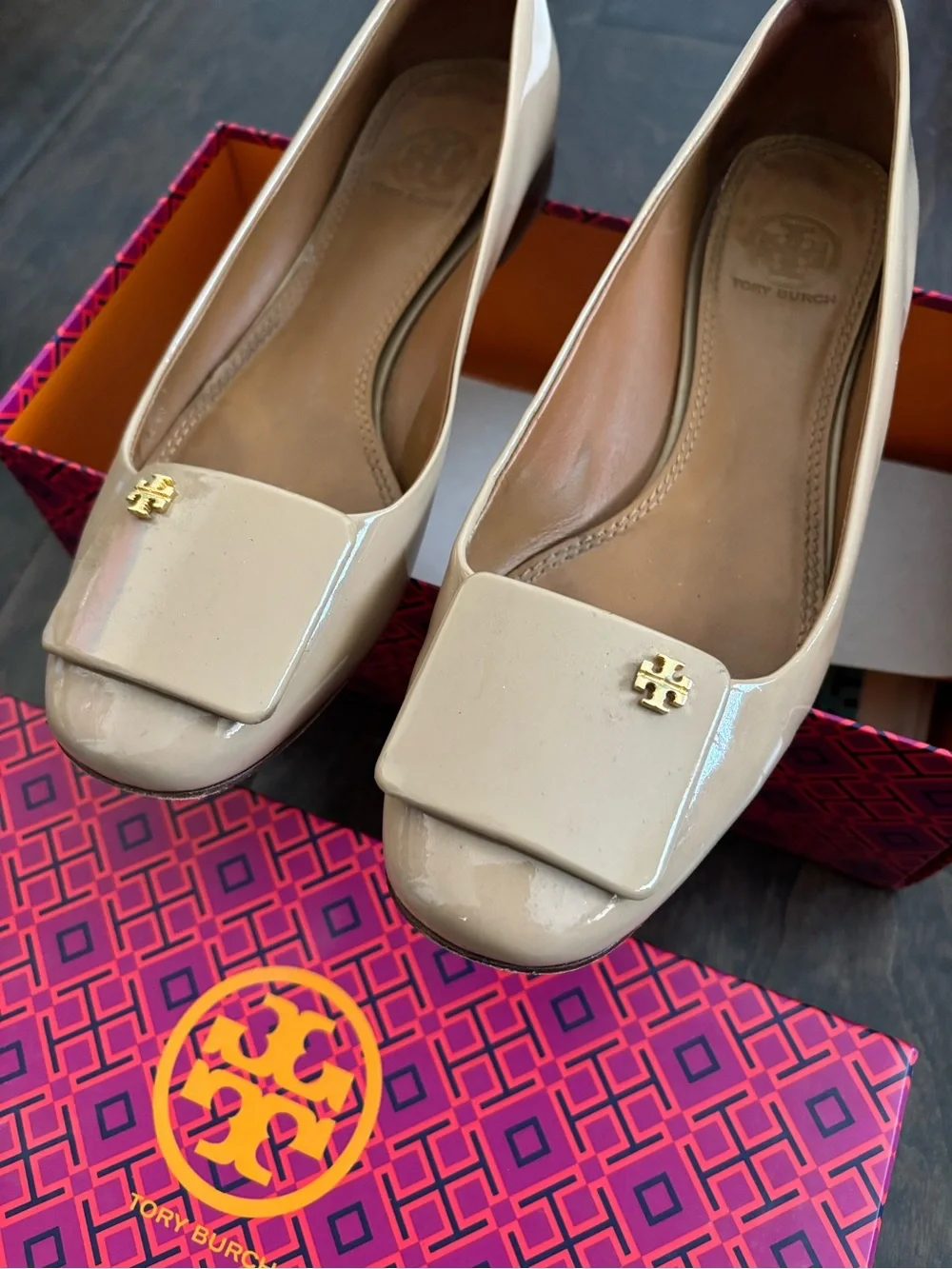 Tory Burch Beige Patent Leather Square-Toe Ballet Flats with Logo - Picture 2 of 9